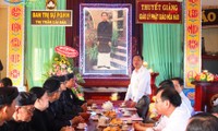 Dirigentes de An Giang felicitan por 96 cumpleaños del jerarca budista de Hoa Hao